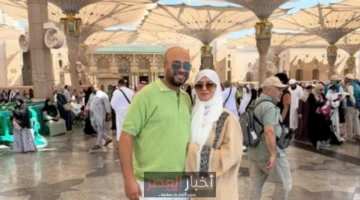 حاتم صلاح وزوجته يؤدون العمرة ويزوران المعالم الدينية في المدينة المنورة